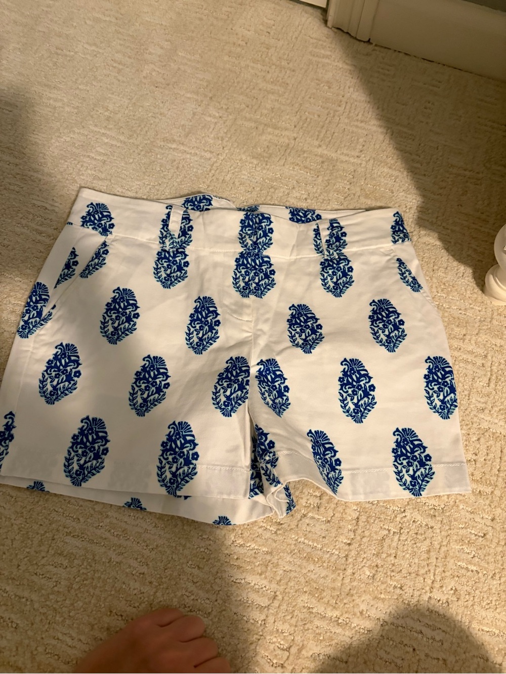 Vineyard vines White Shorts with Blue Floral Medallion Print